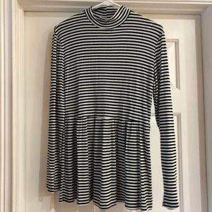 Long sleeves mock neck top